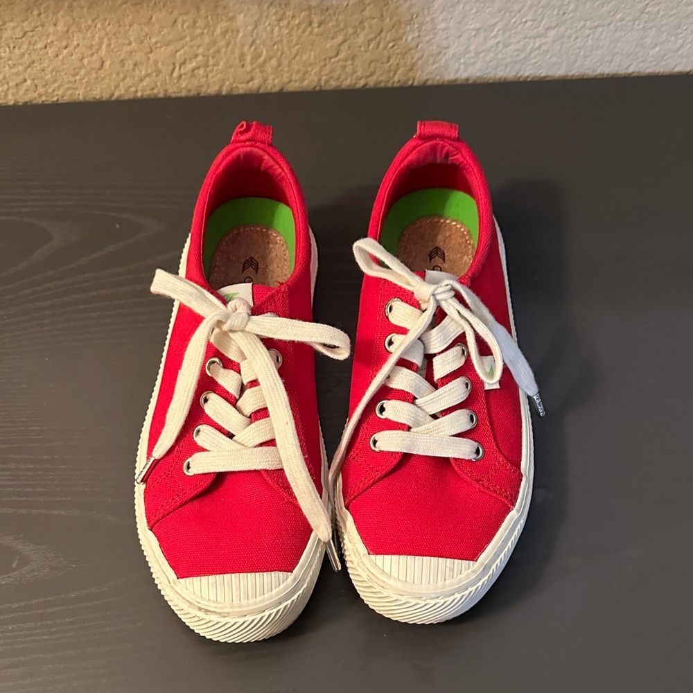 Cariuma Vibrant Red Women’s Sneakers